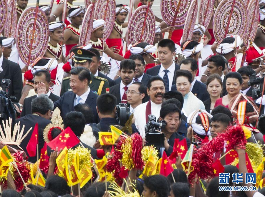 9月16日，國家主席習(xí)近平抵達科倫坡，開始對斯里蘭卡進行國事訪問。在班達拉奈克國際機場，習(xí)近平和夫人彭麗媛受到拉賈帕克薩總統(tǒng)夫婦熱情迎接。新華社記者黃敬文攝 