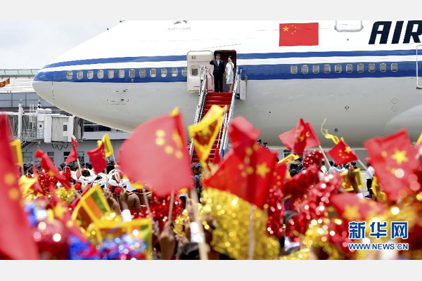 9月16日，國家主席習(xí)近平抵達科倫坡，開始對斯里蘭卡進行國事訪問。這是習(xí)近平和夫人彭麗媛向歡迎群眾揮手致意。 新華社記者馬占成攝 