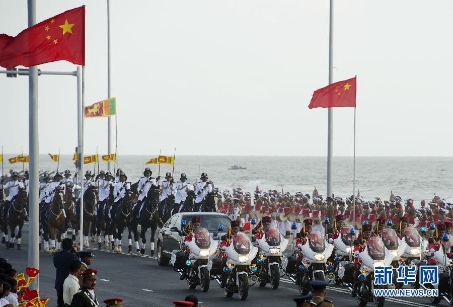 9月16日，斯里蘭卡總統(tǒng)拉賈帕克薩在科倫坡為國家主席習(xí)近平舉行盛大歡迎儀式。這是習(xí)近平和夫人彭麗媛乘坐的專車在摩托車隊和騎兵隊護衛(wèi)下駛?cè)霘g迎儀式現(xiàn)場。新華社記者謝環(huán)馳攝