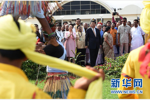 9月17日，國家主席習近平抵達古吉拉特邦艾哈邁達巴德市，開始對印度進行國事訪問。這是印度青年跳起古吉拉特邦傳統(tǒng)舞蹈，歡迎習近平和夫人彭麗媛。新華社記者 馬占成 攝
