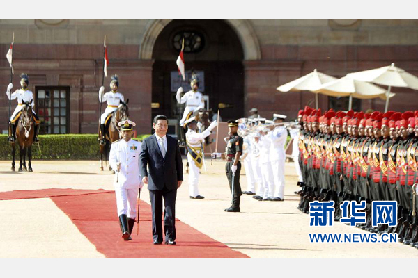 9月18日，國家主席習(xí)近平出席印度總統(tǒng)慕克吉在總統(tǒng)府舉行的隆重歡迎儀式。 新華社記者 張鐸 攝