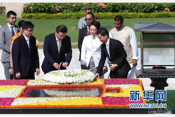 9月18日，國家主席習(xí)近平和夫人彭麗媛在新德里向甘地墓敬獻(xiàn)花圈。 新華社記者 龐興雷 攝