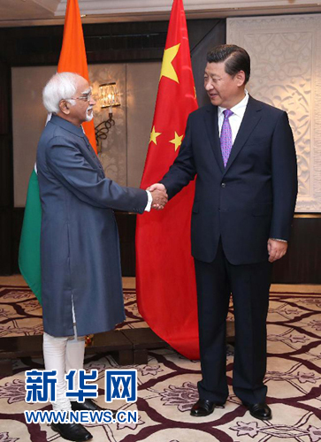 9月18日，國(guó)家主席習(xí)近平在新德里會(huì)見印度副總統(tǒng)兼聯(lián)邦院議長(zhǎng)安薩里。 新華社記者 龐興雷 攝