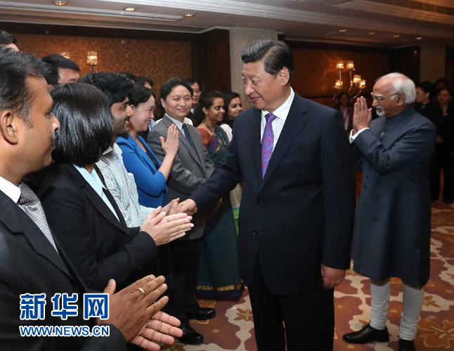 9月18日，國(guó)家主席習(xí)近平在印度世界事務(wù)委員會(huì)發(fā)表題為《攜手追尋民族復(fù)興之夢(mèng)》的重要演講。演講結(jié)束后，習(xí)近平接見(jiàn)中印兩國(guó)青年代表。新華社記者 龐興雷 攝