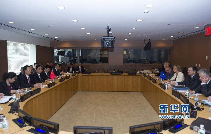  9月23日，正在紐約出席聯(lián)合國(guó)氣候峰會(huì)的國(guó)家主席習(xí)近平特使、國(guó)務(wù)院副總理張高麗在紐約聯(lián)合國(guó)總部會(huì)見(jiàn)歐盟委員會(huì)主席巴羅佐。新華社記者 王曄 攝 