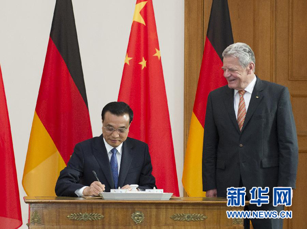 10月10日，國務院總理李克強在柏林會見德國總統(tǒng)高克。這是李克強總理在高克總統(tǒng)的陪同下在貴賓簿上簽字。 新華社記者 王曄 攝 