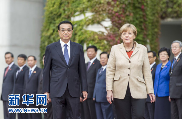 10月10日，德國總理默克爾在柏林總理府前廣場舉行隆重儀式，歡迎國務院總理李克強對德國進行正式訪問。 新華社記者 謝環(huán)馳 攝 