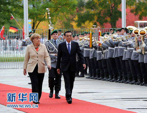 10月10日，德國總理默克爾在柏林總理府前廣場舉行隆重儀式，歡迎中國國務院總理李克強對德國進行正式訪問。 新華社記者 饒愛民 攝 