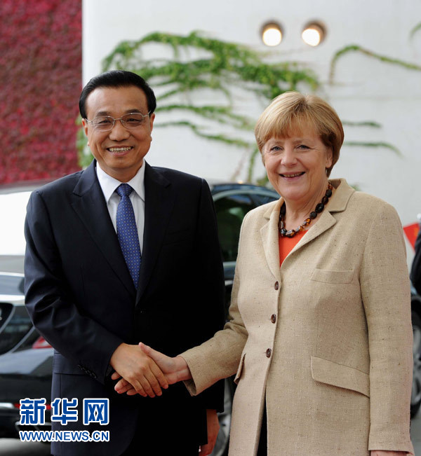 10月10日，德國總理默克爾在柏林總理府前廣場舉行隆重儀式，歡迎中國國務院總理李克強對德國進行正式訪問。 新華社記者 饒愛民 攝 