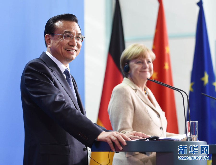 10月10日，國務院總理李克強在柏林與德國總理默克爾圓滿結束第三輪中德政府磋商后共同會見記者。 新華社記者 李學仁 攝 