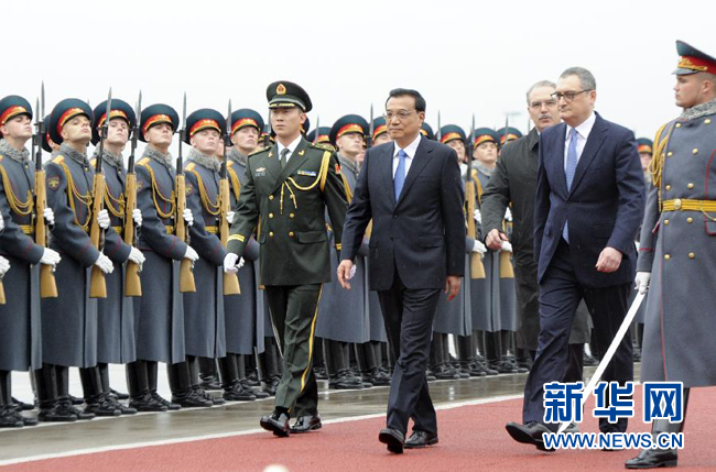 10月12日，中國國務(wù)院總理李克強(qiáng)乘專機(jī)抵達(dá)莫斯科，開始對俄羅斯進(jìn)行正式訪問并舉行中俄總理第十九次定期會晤。俄方在機(jī)場舉行隆重儀式，歡迎李克強(qiáng)總理。新華社記者 張鐸 攝
