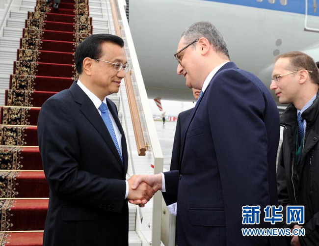 10月12日，中國國務(wù)院總理李克強(qiáng)乘專機(jī)抵達(dá)莫斯科，開始對俄羅斯進(jìn)行正式訪問并舉行中俄總理第十九次定期會晤。俄羅斯聯(lián)邦政府高級官員到機(jī)場迎接李克強(qiáng)總理。新華社記者 饒愛民 攝
