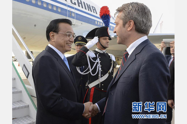 10月14日，國務(wù)院總理李克強(qiáng)乘專機(jī)抵達(dá)羅馬，開始對意大利進(jìn)行正式訪問，意大利政府高級官員到機(jī)場迎接。 新華社記者李學(xué)仁攝