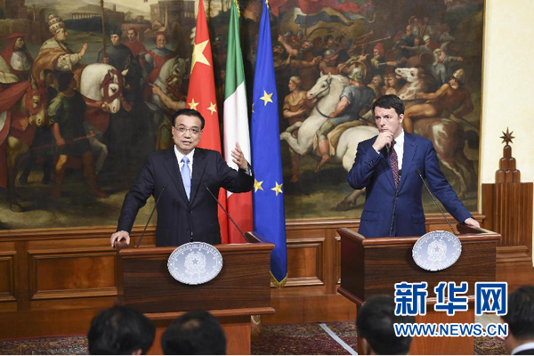 10月14日，國(guó)務(wù)院總理李克強(qiáng)在羅馬與意大利總理倫齊舉行會(huì)談后共同會(huì)見(jiàn)記者。 新華社記者 李學(xué)仁 攝