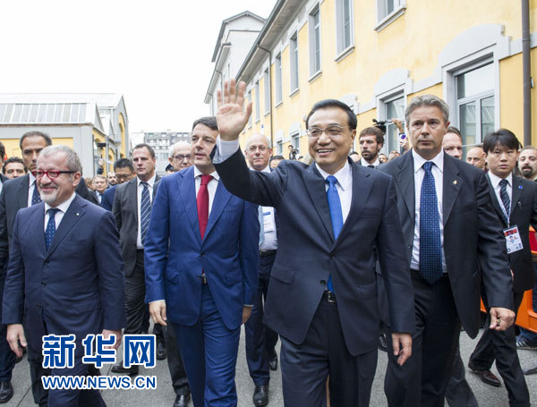 10月16日，中國國務(wù)院總理李克強(qiáng)在米蘭與意大利總理倫齊共同出席第五屆中意創(chuàng)新合作周大會并致辭。這是李克強(qiáng)抵達(dá)位于米蘭理工大學(xué)的會場。新華社記者王曄攝