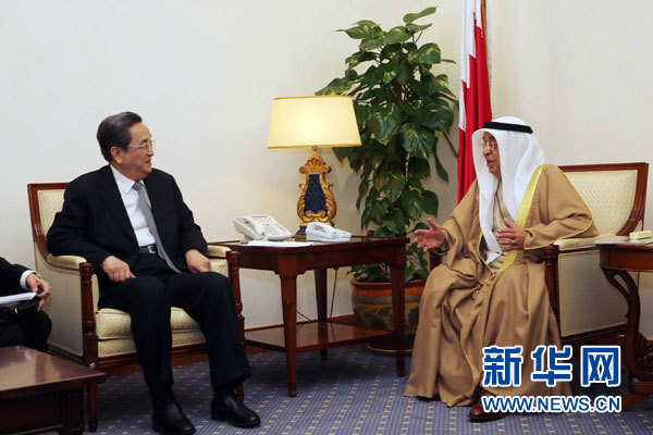 11月6日，正在巴林進(jìn)行正式友好訪問的全國政協(xié)主席俞正聲在麥納麥會見巴林副首相穆罕默德。 新華社記者劉衛(wèi)兵攝