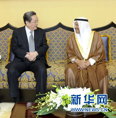 11月6日，正在巴林進(jìn)行正式友好訪問的全國政協(xié)主席俞正聲在麥納麥與巴林協(xié)商會議主席阿里舉行會談。 新華社記者 張鐸 攝