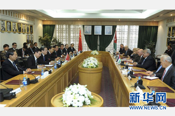 11月9日，正在約旦進(jìn)行正式友好訪問(wèn)的全國(guó)政協(xié)主席俞正聲在安曼與約旦參議長(zhǎng)拉瓦比德進(jìn)行會(huì)談。 新華社記者 張鐸 攝 