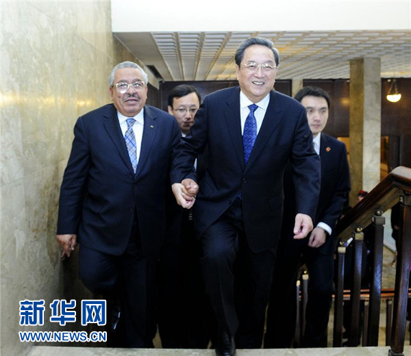 11月9日，正在約旦進(jìn)行正式友好訪問(wèn)的全國(guó)政協(xié)主席俞正聲在安曼與約旦參議長(zhǎng)拉瓦比德進(jìn)行會(huì)談。這是會(huì)談前，俞正聲與拉瓦比德攜手步入會(huì)場(chǎng)。新華社記者 張鐸 攝 