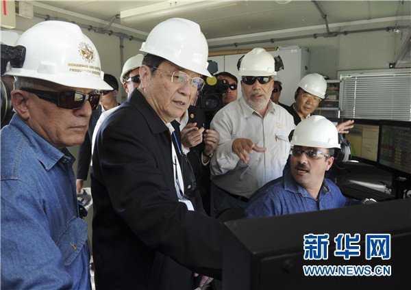 11月8日，正在約旦進(jìn)行正式友好訪問(wèn)的全國(guó)政協(xié)主席俞正聲在安曼參觀阿拉伯鉀肥公司。這是俞正聲在采鹽船上仔細(xì)詢問(wèn)開采情況。 新華社記者 張鐸 攝