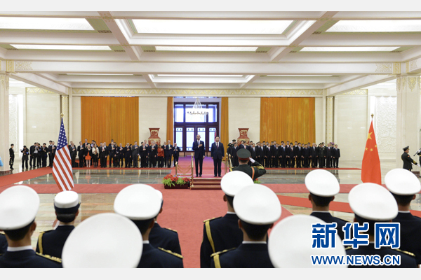 11月12日，國(guó)家主席習(xí)近平在北京人民大會(huì)堂舉行歡迎儀式，歡迎美國(guó)總統(tǒng)奧巴馬對(duì)中國(guó)進(jìn)行國(guó)事訪問(wèn)。 新華社記者 馬占成 攝