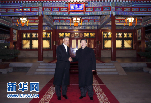 11月11日晚，國家主席習(xí)近平在中南海同美國總統(tǒng)奧巴馬舉行會晤。這是兩國元首在瀛臺涵元殿前握手。 新華社記者鞠鵬攝