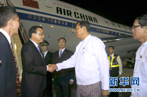 這是李克強(qiáng)在機(jī)場(chǎng)受到緬甸政府高級(jí)官員熱情迎接。新華社記者鞠鵬攝