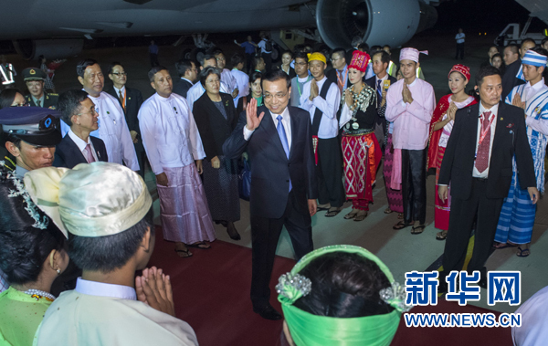 11月12日，中國(guó)國(guó)務(wù)院總理李克強(qiáng)抵達(dá)內(nèi)比都，出席東亞合作領(lǐng)導(dǎo)人系列會(huì)議并對(duì)緬甸進(jìn)行正式訪問(wèn)。 新華社記者王曄攝