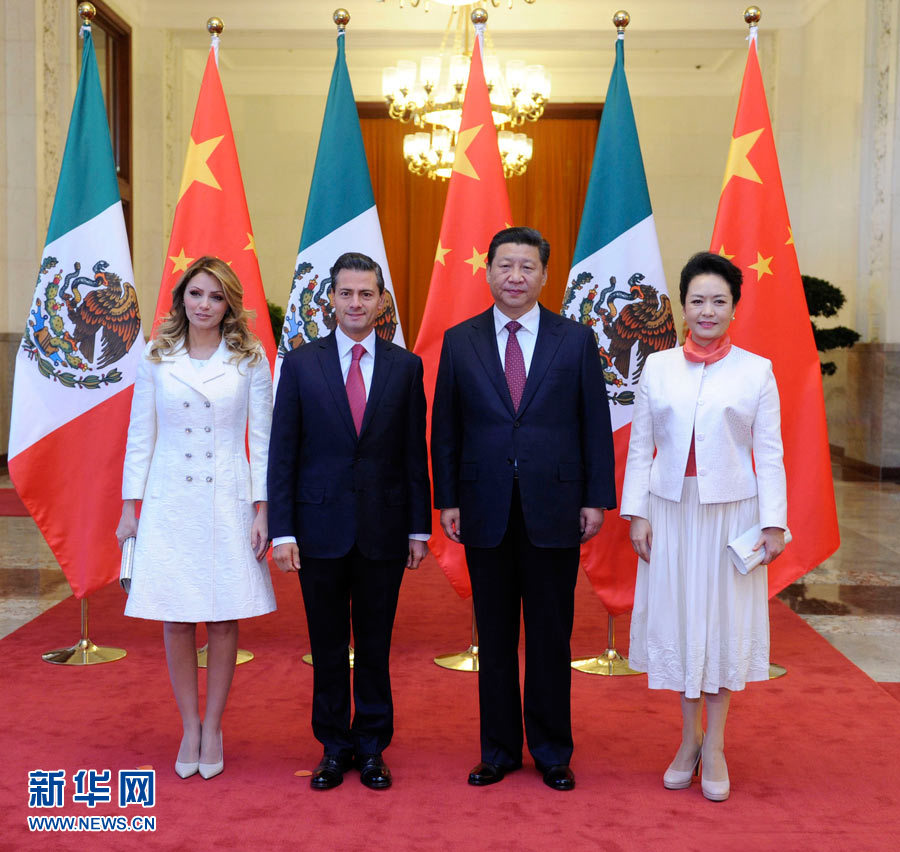 11月13日，國家主席習(xí)近平在北京人民大會堂北大廳舉行儀式，歡迎墨西哥總統(tǒng)培尼亞對中國進(jìn)行國事訪問。這是習(xí)近平和夫人彭麗媛同培尼亞夫婦合影。 新華社記者 張鐸 攝