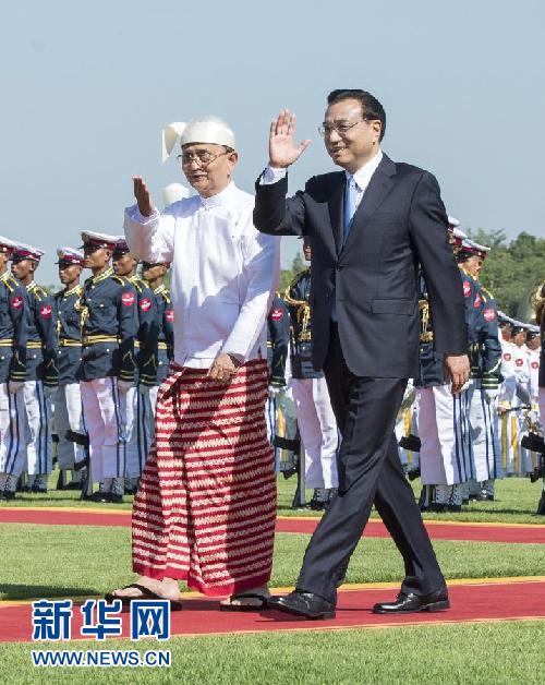 11月14日，中國國務(wù)院總理李克強在內(nèi)比都同緬甸總統(tǒng)吳登盛舉行會談。這是會談前，吳登盛在緬甸總統(tǒng)府前廣場為李克強舉行隆重的歡迎儀式。新華社記者 王曄 攝