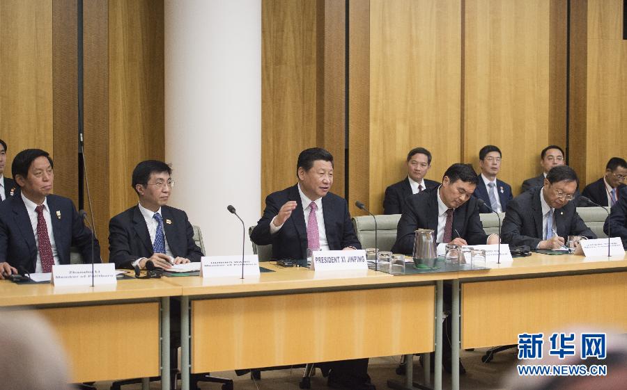 11月17日，國(guó)家主席習(xí)近平在堪培拉和澳大利亞總理阿博特共同出席第四屆中澳工商界首席執(zhí)行官圓桌會(huì)。這次會(huì)議是由澳大利亞企業(yè)領(lǐng)袖理事會(huì)和中國(guó)國(guó)家開發(fā)銀行共同組織承辦的。新華社記者 謝環(huán)馳 攝 