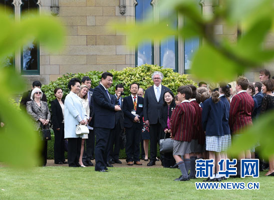 11月18日，國家主席習近平在澳大利亞塔斯馬尼亞州與朗塞斯頓市斯科奇－歐克伯恩小學的小學生共同植樹。新華社記者 馬占成 攝