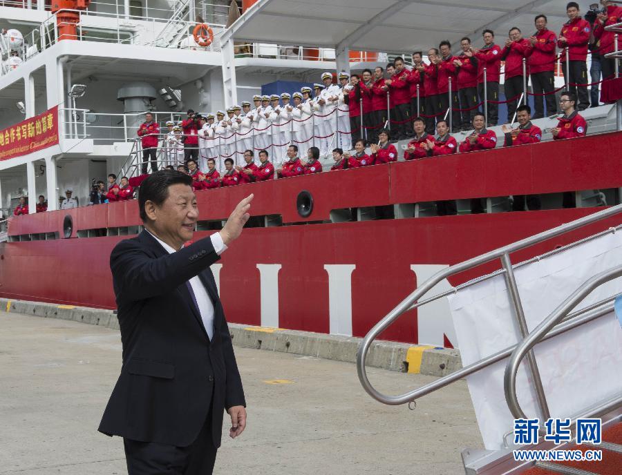 11月18日，正在澳大利亞塔斯馬尼亞州首府霍巴特訪問的中國國家主席習(xí)近平在澳大利亞總理阿博特陪同下參觀南極科考項目并慰問兩國科考人員。這是習(xí)近平在霍巴特港看望正在這里補給的“雪龍”號全體科考人員。新華社記者李學(xué)仁攝 