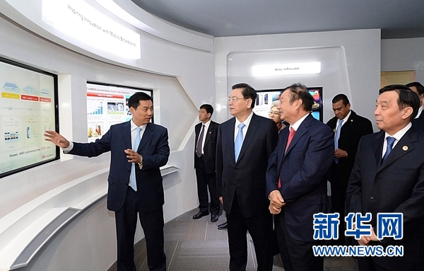 11月26日，正在墨西哥進行正式友好訪問的全國人大常委會委員長張德江在墨西哥城視察華為公司拉美北地區(qū)部。 新華社記者劉建生攝