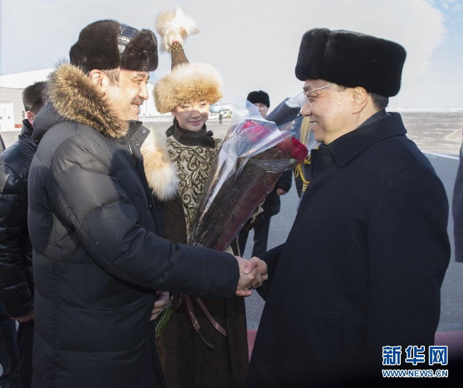 12月14日，應哈薩克斯坦共和國總理馬西莫夫邀請，國務院總理李克強乘專機抵達阿斯塔納國際機場，開始對哈薩克斯坦進行正式訪問，舉行中哈總理第二次定期會晤，并出席上海合作組織成員國政府首腦理事會第十三次會議。這是馬西莫夫到機場迎接李克強。新華社記者 黃敬文 攝