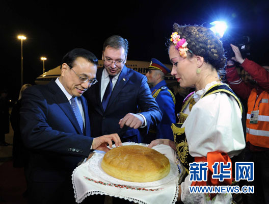 12月15日，國務(wù)院總理李克強(qiáng)抵達(dá)貝爾格萊德，出席中國－中東歐國家領(lǐng)導(dǎo)人會晤并正式訪問塞爾維亞，塞爾維亞總理武契奇到機(jī)場迎接。新華社記者 饒愛民 攝