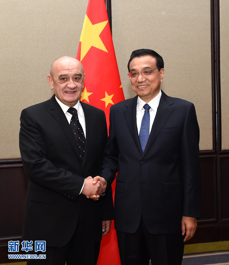 12月16日，中國國務(wù)院總理李克強在貝爾格萊德會見波黑部長會議主席貝萬達(dá)。 新華社記者 饒愛民 攝 
