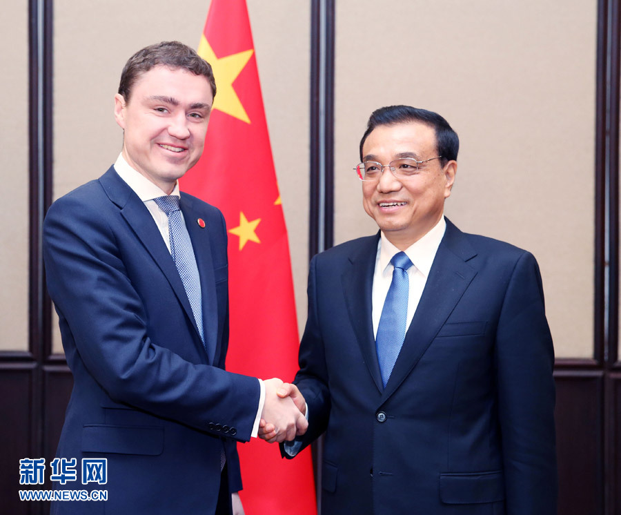 12月17日，中國國務(wù)院總理李克強(qiáng)在貝爾格萊德會(huì)見愛沙尼亞總理羅伊瓦斯。 新華社記者姚大偉攝 