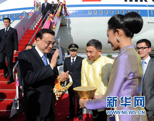 12月19日，中國國務(wù)院總理李克強(qiáng)抵達(dá)曼谷，出席大湄公河次區(qū)域經(jīng)濟(jì)合作領(lǐng)導(dǎo)人第五次會議。新華社記者饒愛民攝