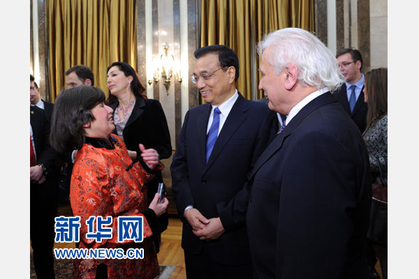 12月18日，中國國務(wù)院總理李克強(qiáng)在貝爾格萊德市政廳接受“貝爾格萊德榮譽(yù)市民”證書，塞爾維亞總理武契奇陪同出席。隨后，李克強(qiáng)同塞各界知名人士親切會(huì)見并互動(dòng)交流。這是李克強(qiáng)同漢學(xué)家波普—采尼奇夫婦親切交談。新華社記者 饒愛民 攝