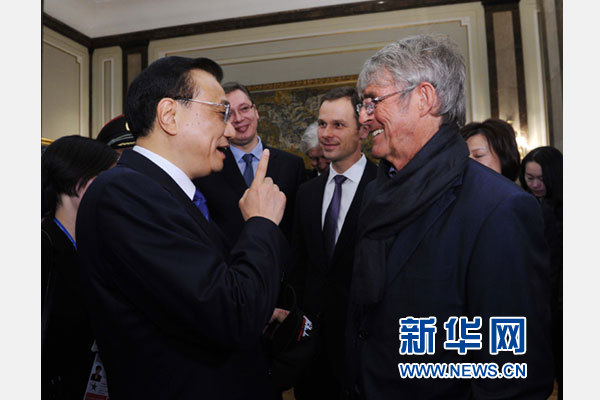 12月18日，中國國務(wù)院總理李克強(qiáng)在貝爾格萊德市政廳接受“貝爾格萊德榮譽(yù)市民”證書，塞爾維亞總理武契奇陪同出席。隨后，李克強(qiáng)同塞各界知名人士親切會(huì)見并互動(dòng)交流。這是李克強(qiáng)同著名足球教練米盧蒂諾維奇親切交談。新華社記者 饒愛民 攝