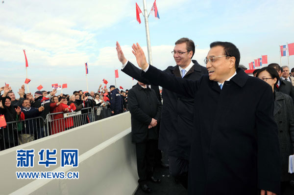 12月18日，中國國務院總理李克強在貝爾格萊德同塞爾維亞總理武契奇共同出席貝爾格萊德跨多瑙河大橋竣工儀式。這是李克強與武契奇在儀式現(xiàn)場向塞爾維亞群眾揮手致意。新華社記者 饒愛民 攝
