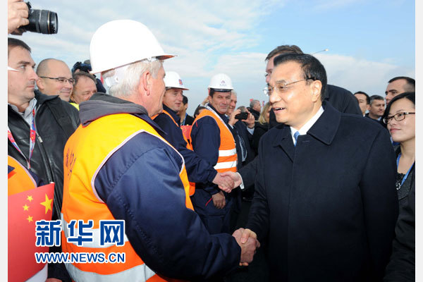 12月18日，中國國務院總理李克強在貝爾格萊德同塞爾維亞總理武契奇共同出席貝爾格萊德跨多瑙河大橋竣工儀式。這是李克強同大橋建設者親切交流。新華社記者 饒愛民 攝