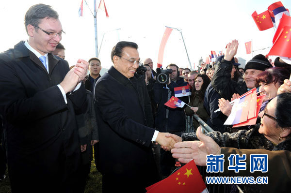 12月18日，中國國務院總理李克強在貝爾格萊德同塞爾維亞總理武契奇共同出席貝爾格萊德跨多瑙河大橋竣工儀式。這是李克強在儀式現(xiàn)場同塞爾維亞群眾親切握手。新華社記者 饒愛民 攝