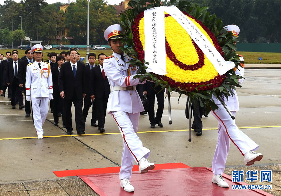 12月25日至27日，中共中央政治局常委、全國政協(xié)主席俞正聲對越南進行正式訪問。 這是12月27日，俞正聲在河內(nèi)瞻仰胡志明主席陵。新華社記者劉建生攝
