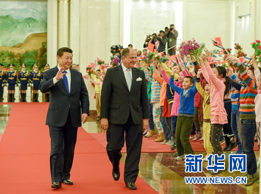 1月6日，國(guó)家主席習(xí)近平在北京人民大會(huì)堂同哥斯達(dá)黎加總統(tǒng)索利斯舉行會(huì)談。這是會(huì)談前，習(xí)近平在人民大會(huì)堂北大廳為索利斯舉行歡迎儀式。新華社記者 李學(xué)仁 攝