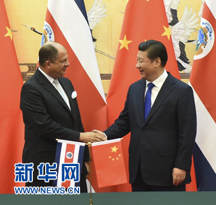1月6日，中國(guó)國(guó)家主席習(xí)近平在北京人民大會(huì)堂同哥斯達(dá)黎加總統(tǒng)索利斯舉行會(huì)談。這是習(xí)近平與索利斯在簽字儀式后握手。 新華社記者 張鐸 攝