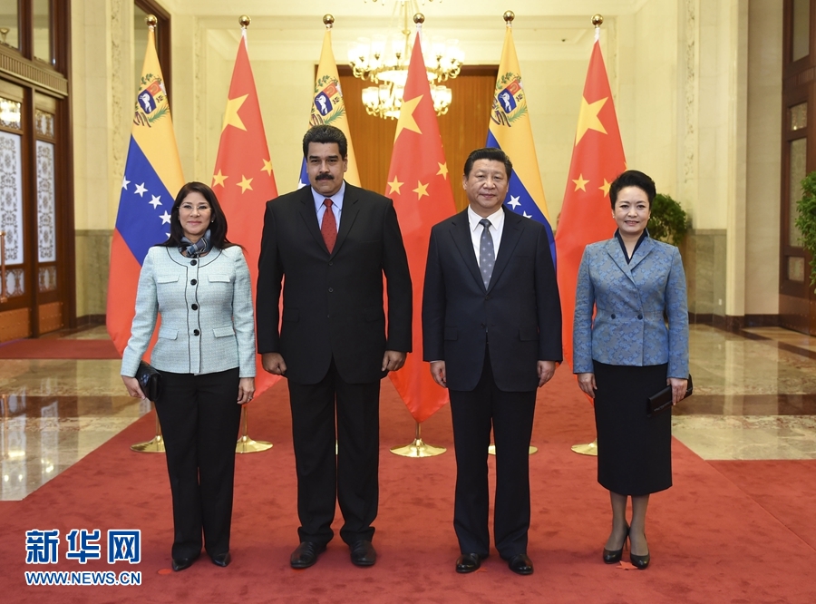 1月7日，國家主席習(xí)近平在北京人民大會(huì)堂會(huì)見委內(nèi)瑞拉總統(tǒng)馬杜羅。這是會(huì)見前，習(xí)近平和夫人彭麗媛同馬杜羅夫婦合影。 新華社記者 張鐸 攝