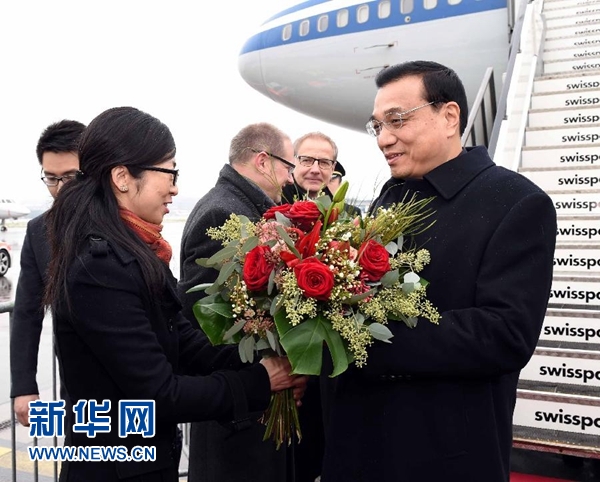 1月20日，中國國務(wù)院總理李克強抵達(dá)瑞士蘇黎世，出席達(dá)沃斯世界經(jīng)濟論壇年會并對瑞士進(jìn)行工作訪問。 新華社記者 饒愛民 攝