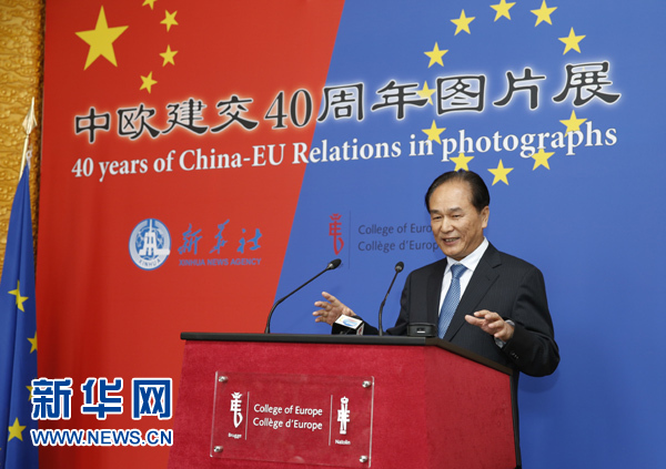 5月18日，正在比利時(shí)訪問(wèn)的新華社社長(zhǎng)蔡名照在比利時(shí)布魯日歐洲學(xué)院舉行的“中歐建交40周年圖片展”開(kāi)幕式上致辭。在中歐建交40周年之際，由新華社、歐洲學(xué)院主辦的“中歐建交40周年圖片展”18日在位于比利時(shí)布魯日的歐洲學(xué)院開(kāi)幕。 新華社記者葉平凡攝 